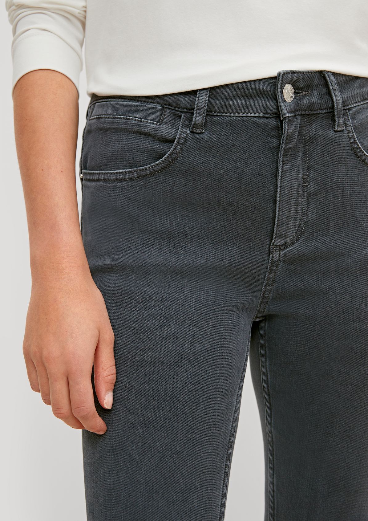 Jeans mit Zippern am Beinsaum 