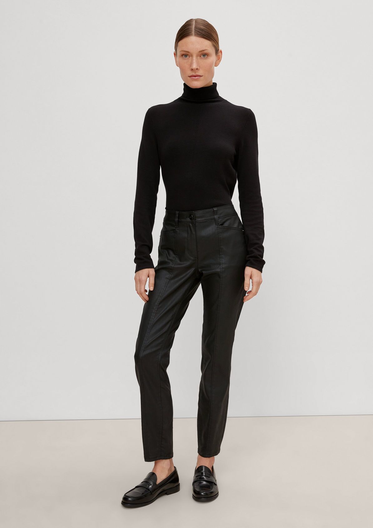 Slim: trousers with a coating from comma
