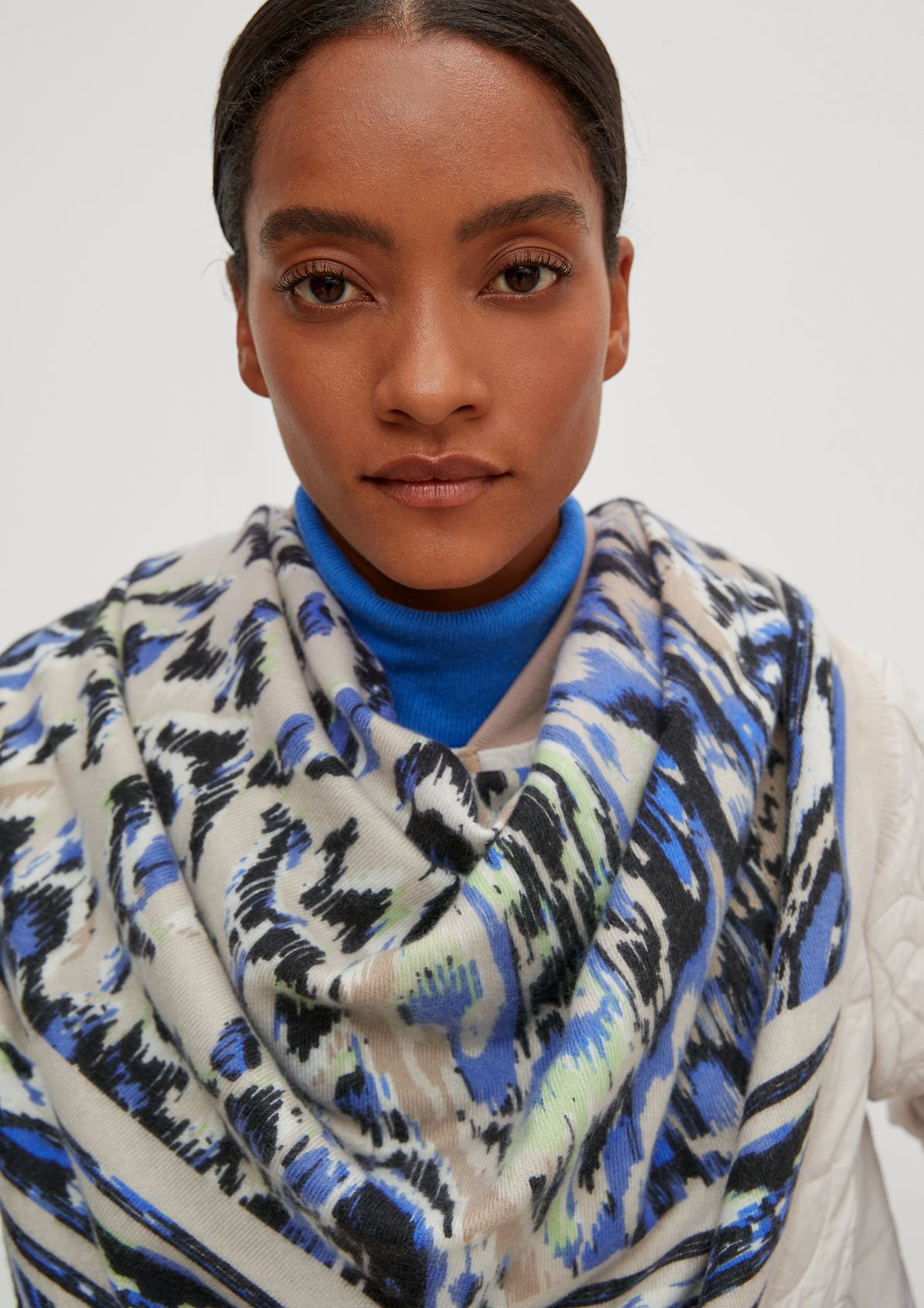Twill scarf with an all-over print from comma