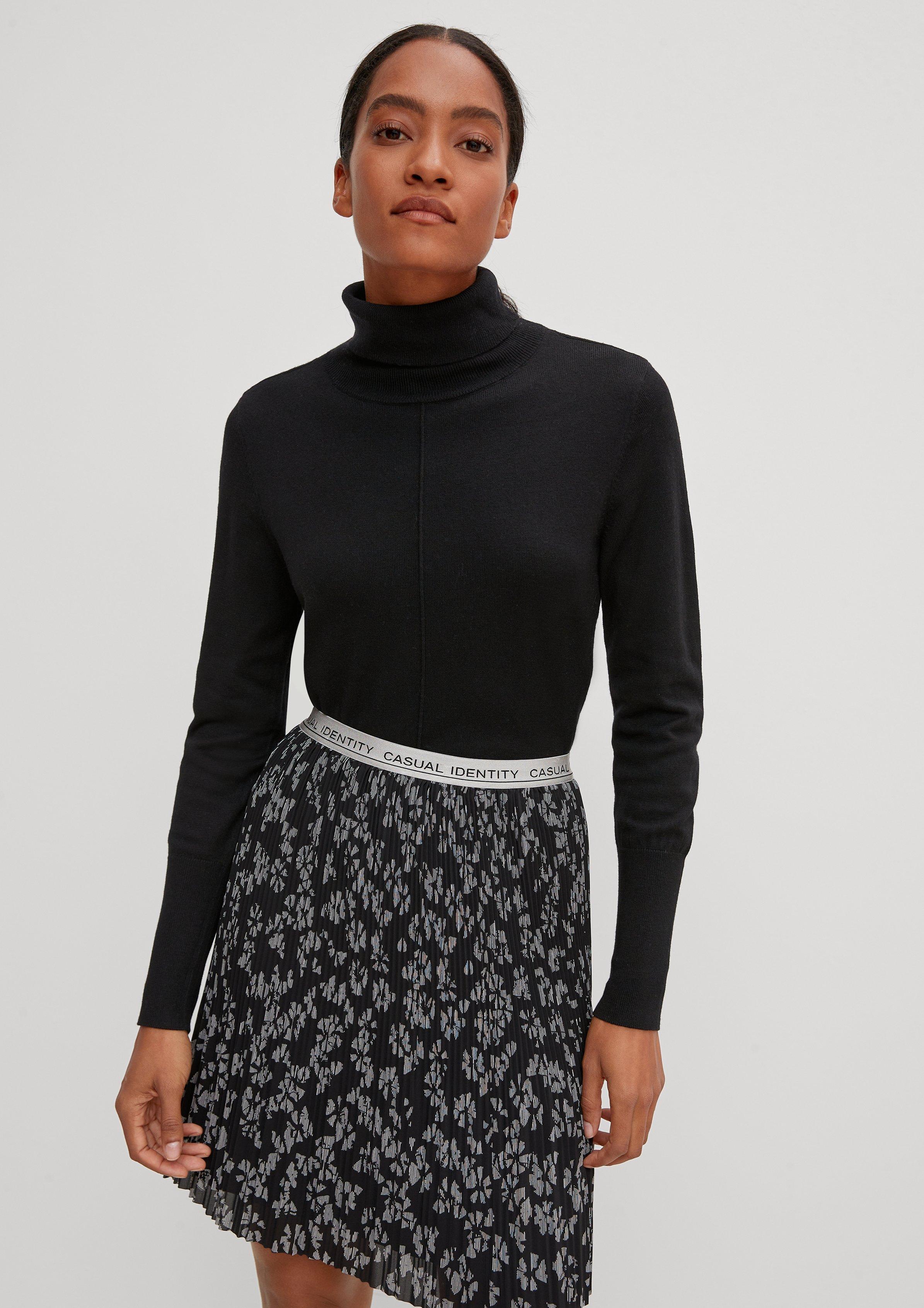 Knitted pullover