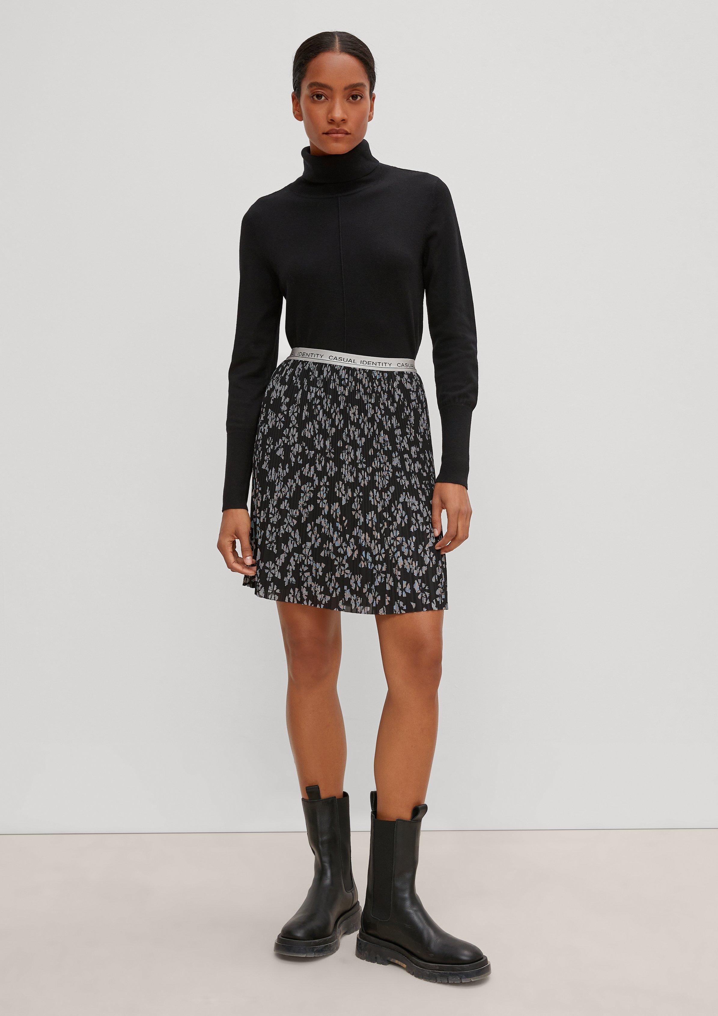 Knitted pullover