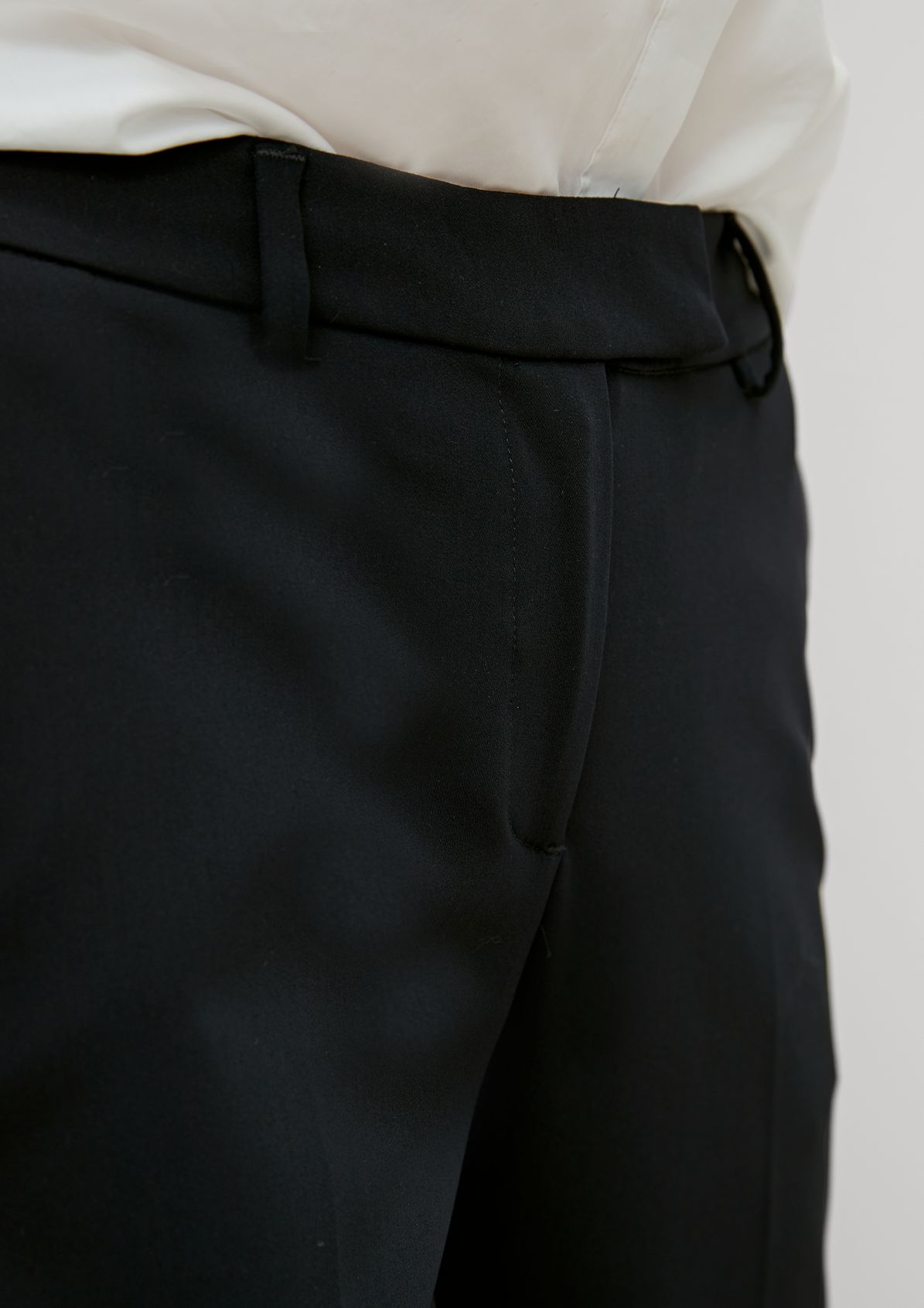 Slim: Chinos with pressed pleats from comma