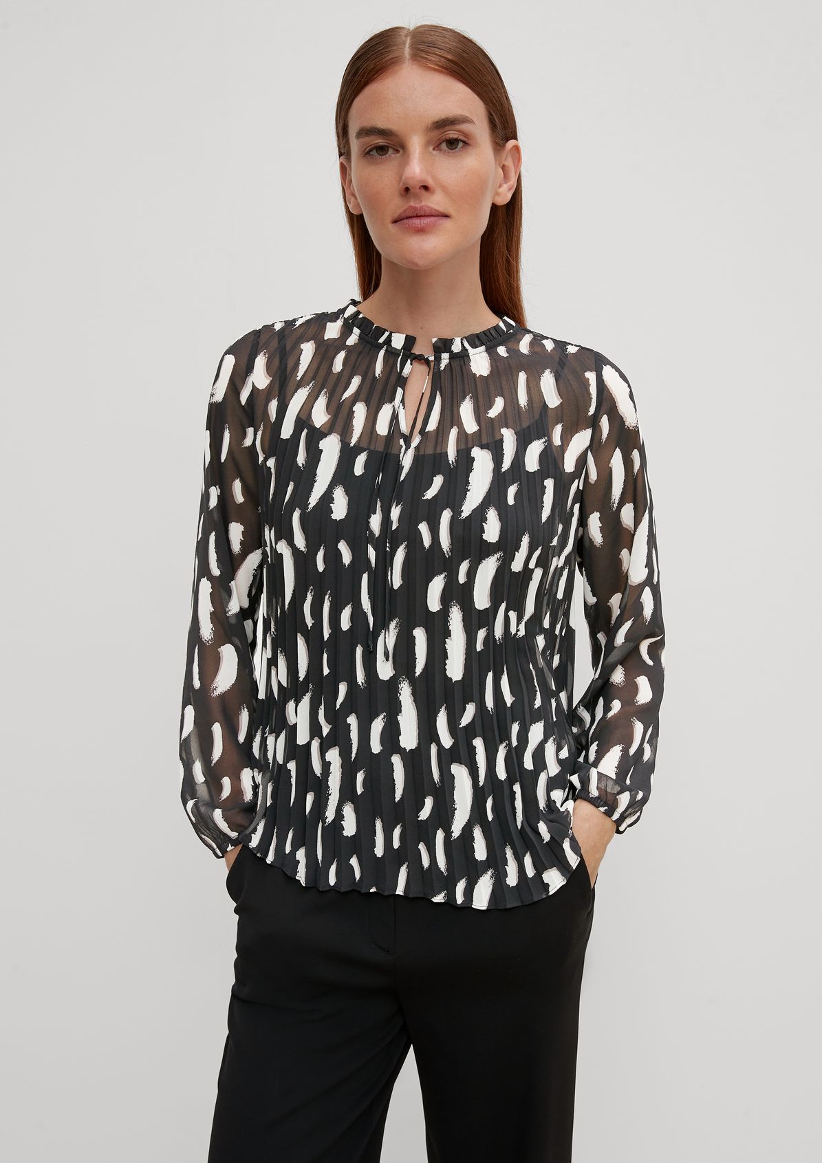 Blouse with a ruffle collar from comma
