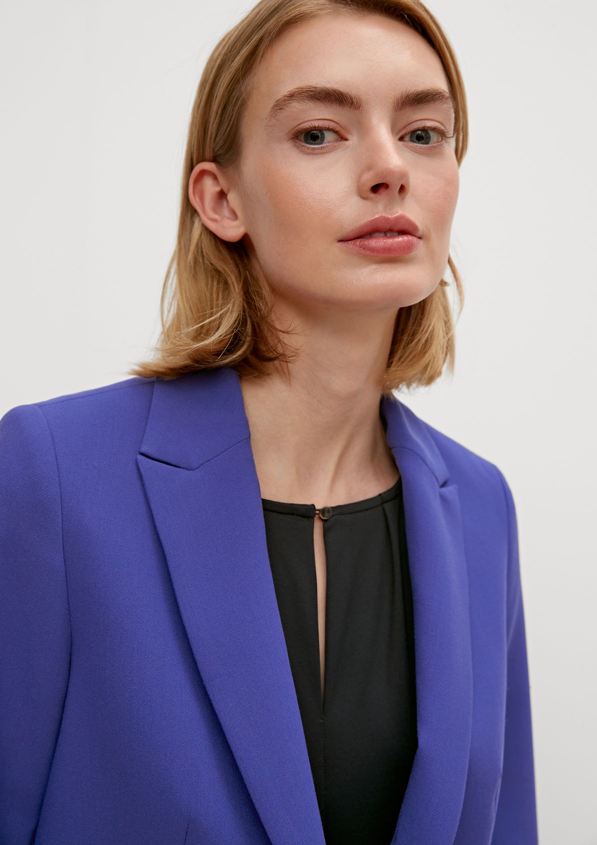 Indoor blazer in a cropped fit from comma