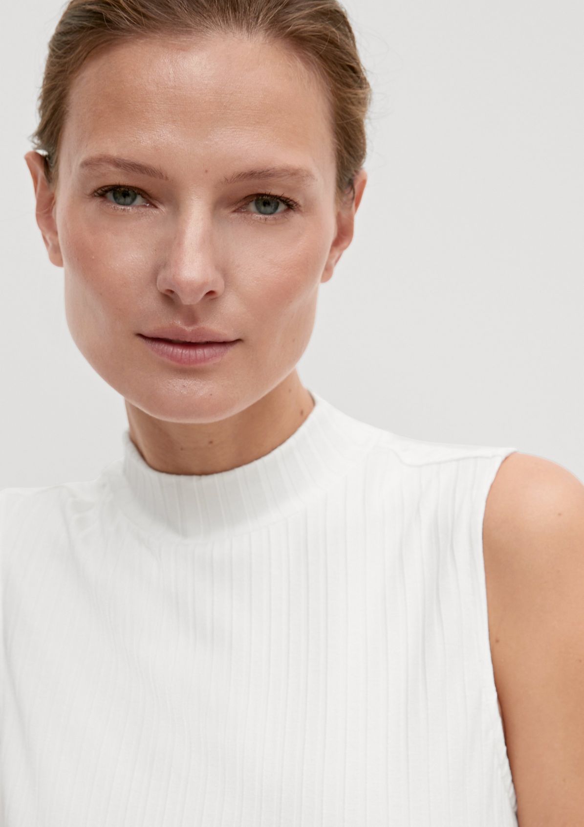 Sleeveless top with a stand-up collar from comma