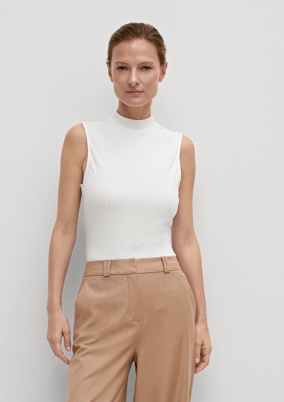 Sleeveless top with a stand-up collar from comma