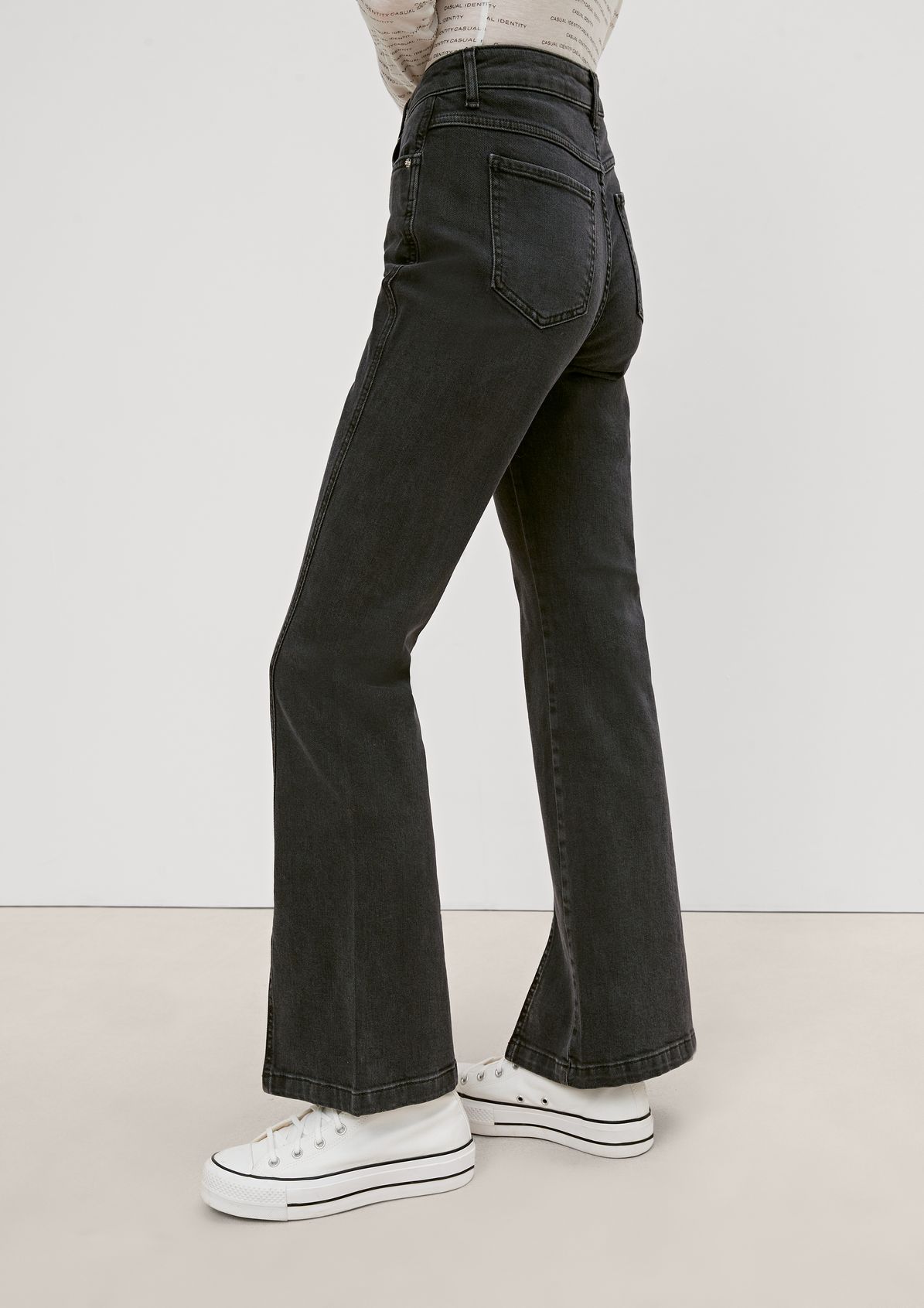 Regular: Jeans mit geschlitztem Beinsaum 