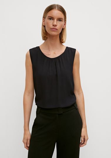 Top with a scoop neckline from comma