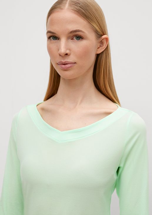 long sleeve top with a V-neckline from comma
