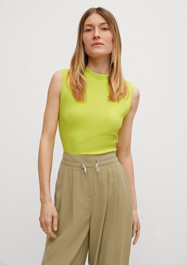 Top with a ribbed texture from comma