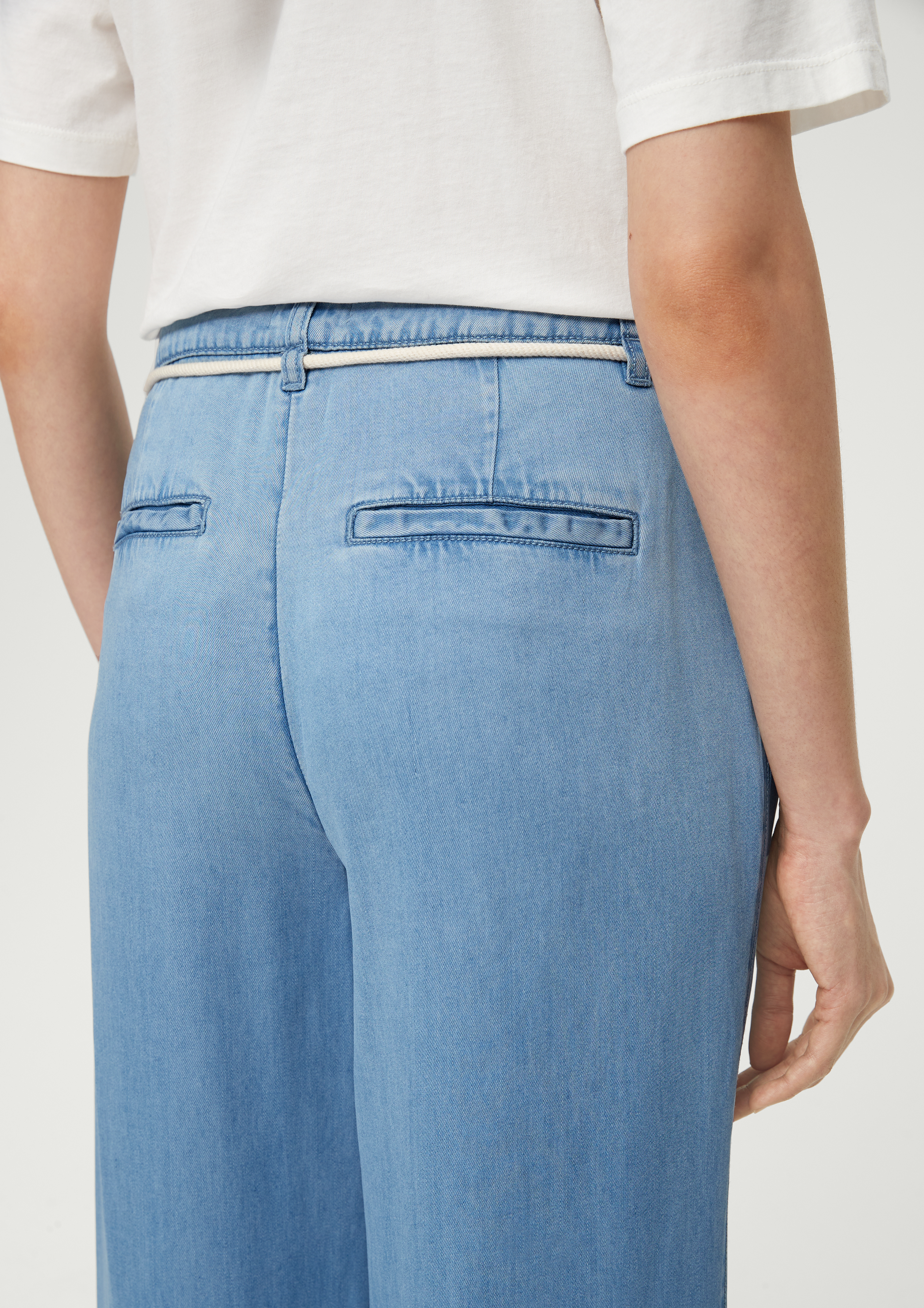 Satin jeans in 7/8 length with a fine garment wash