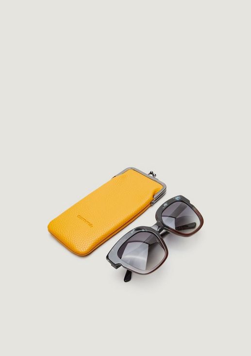 Sunglasses in a modern design from comma