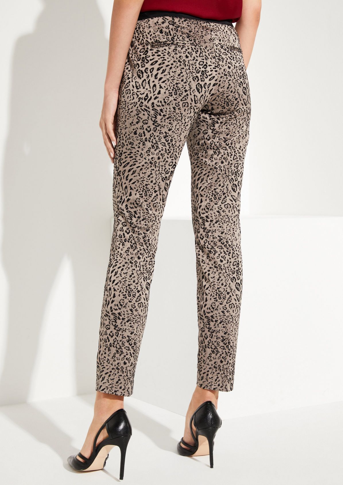 Pantalon en satin animé d'un motif léopard original de Comma